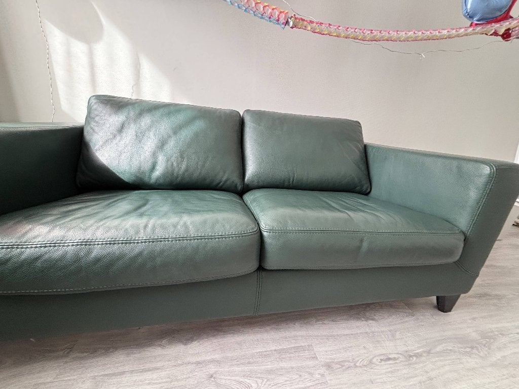 Mooie donkergroene leren bank te koop! 2X, Gebruikt, Tweepersoons, Ophalen of Verzenden, Rechte bank