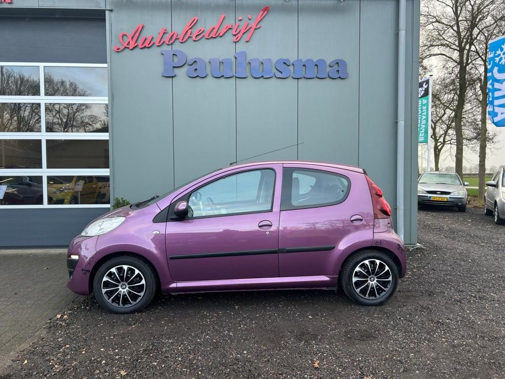 Peugeot 107 1.0 Active Apple-carplay|Airco|Led (bj 2012), Auto's, Euro 5, Stof, Gebruikt, Zwart