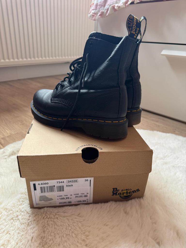 Dr Martens boots, Zwart, Lage of Enkellaarzen, Ophalen of Verzenden, Zo goed als nieuw