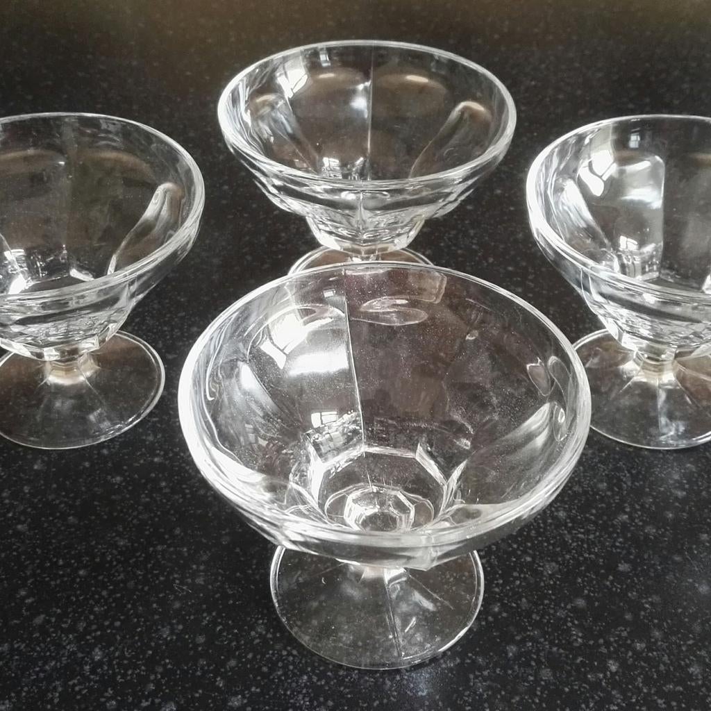 set van 4 glazen dessertschaaltjes op voet, samen:, Huis en Inrichting, Keuken | Servies, Ophalen, Glas, Overige stijlen, Schaal of Schalen