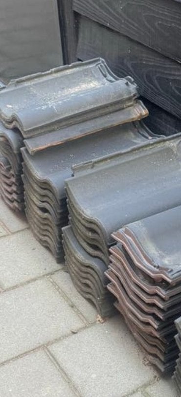 30 zwarte dakpannen gratis !, Doe-het-zelf en Verbouw, Dakpannen en Dakbedekking, Ophalen, Steen of Klei, Zwart, Zo goed als nieuw