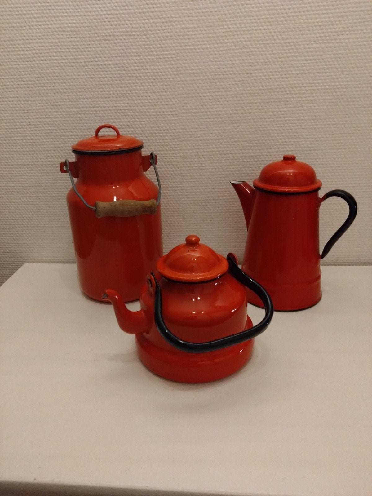 Vintage rood emaille set; koffiepot, theepot en melkbus., Antiek en Kunst, Ophalen of Verzenden