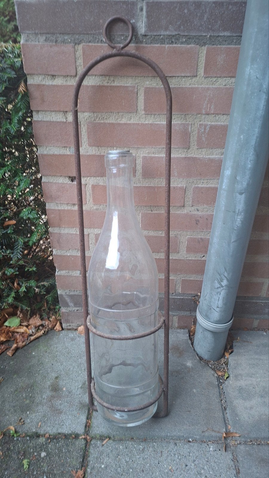 2x Decoratieve glazen flessen in metalen houder, Antiek en Kunst, Ophalen