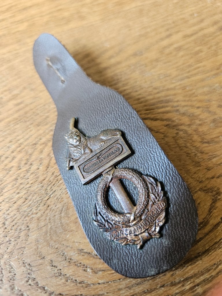 Oud Nederlands Militair Embleem: Koningin en Vaderland, Ophalen of Verzenden, Overige soorten, Nederland, Embleem of Badge
