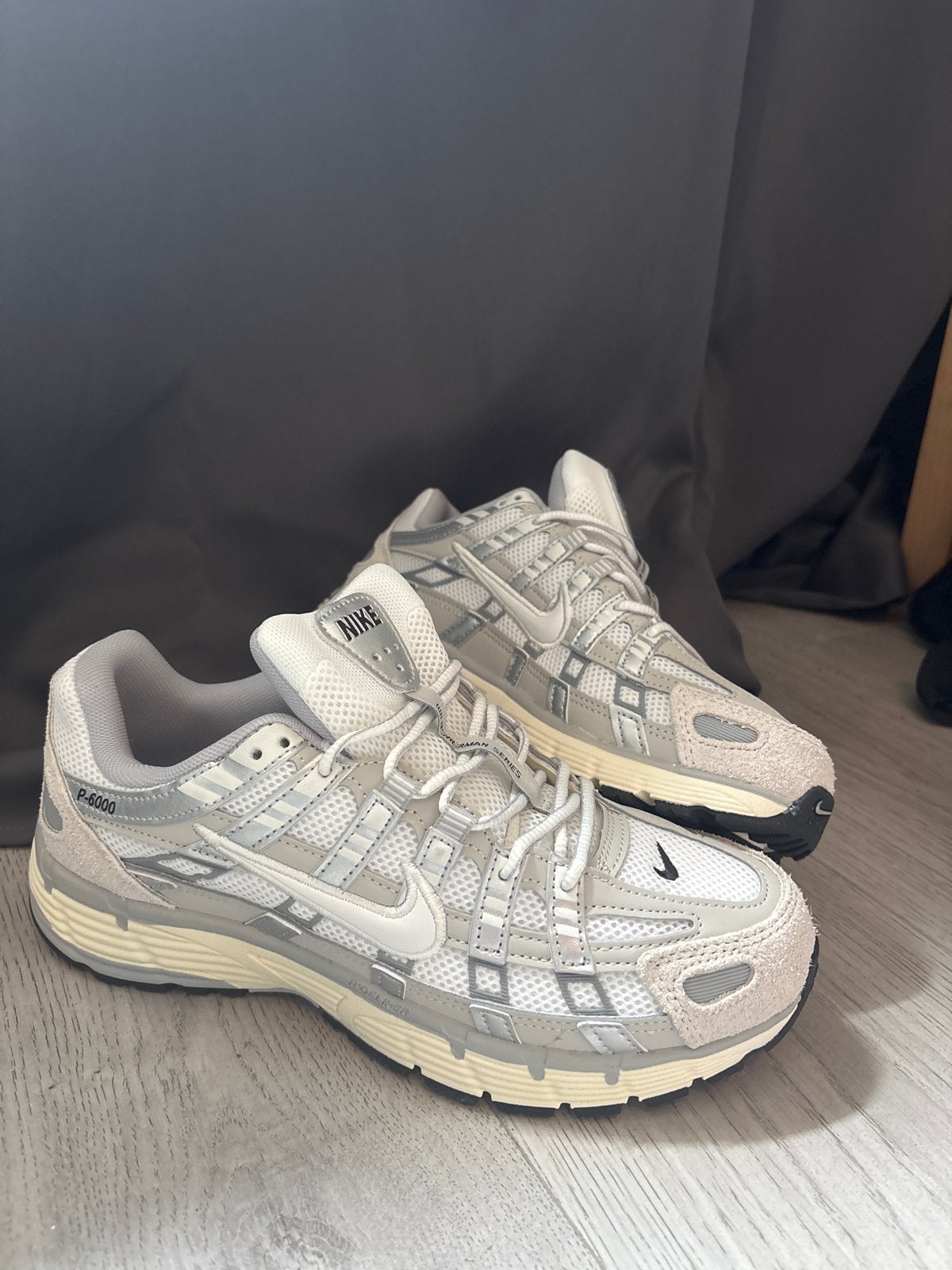 Nike P6000 Light Bone - Maat 40 EU, Kleding | Dames, Ophalen of Verzenden, Nieuw, Beige, Sneakers of Gympen