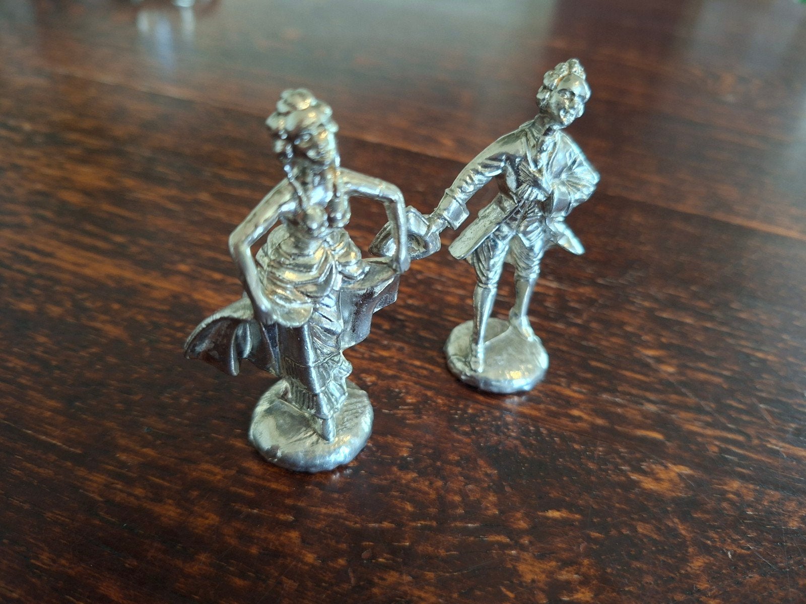 2 mooie tinnen beeldjes van groetende edelman en edelvrouw, Antiek en Kunst, Antiek | Tin, Ophalen of Verzenden