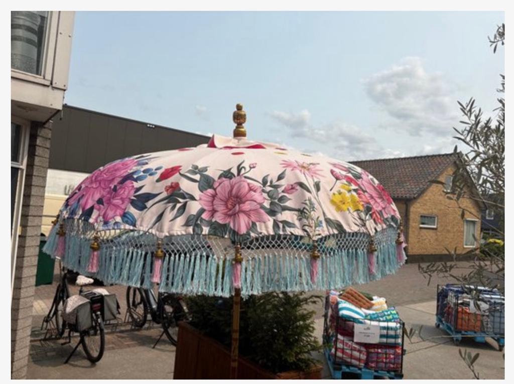 Bali parasol veelkeurig wit met roze Franjes nieuw staat, Ophalen of Verzenden, Zo goed als nieuw, 1 tot 2 meter, Parasolvoet
