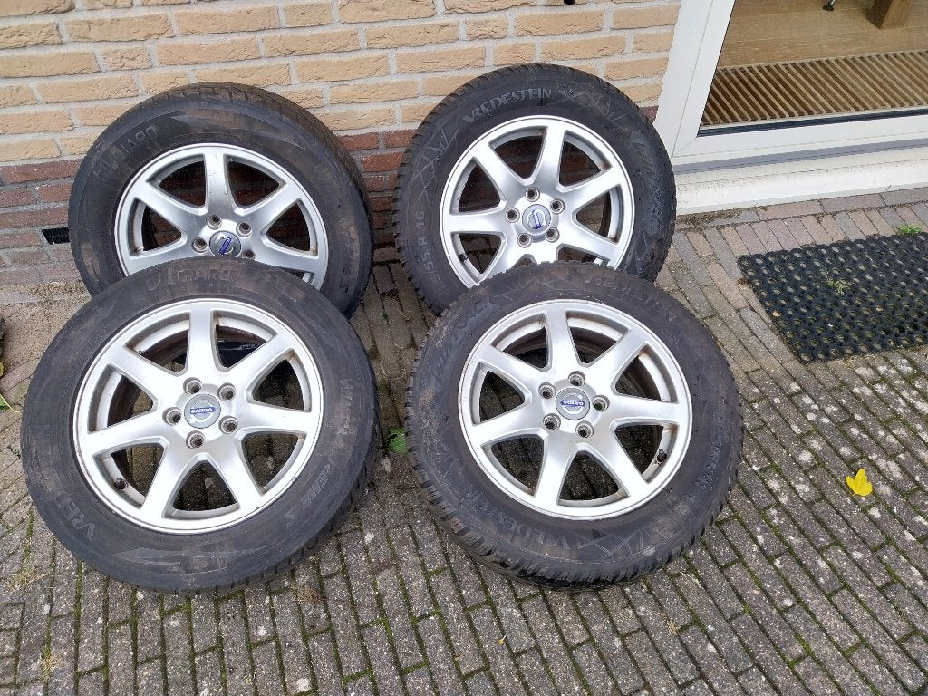 winterbanden + velgen Volvo V70, Auto-onderdelen, Ophalen, Gebruikt, Velg(en), 16 inch