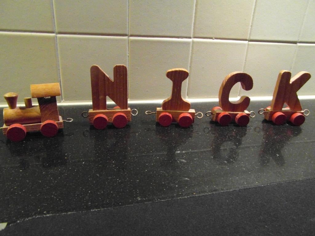naamtrein letters hout    N  I  C  K   Nick en treintje, Kinderen en Baby's, Speelgoed | Houten speelgoed, Ophalen of Verzenden