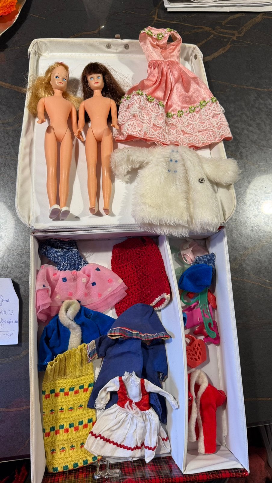 Originele oude Barbie koffer met o.a. kleding er in.