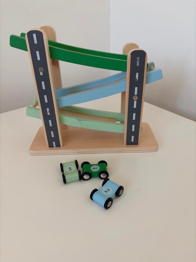 Houten autobaan met 3 auto's - beschadigd, Ophalen of Verzenden, Gebruikt, Rij- of Hobbelspeelgoed