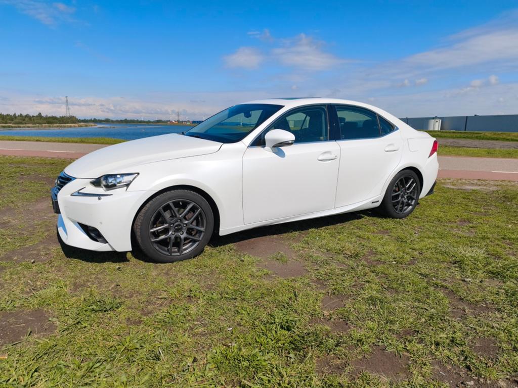 Lexus IS 300H 2.5 Hybrid CVT 2013 Wit, Auto's, Lexus, Automaat, Achterwielaandrijving, 181 pk, 750 kg