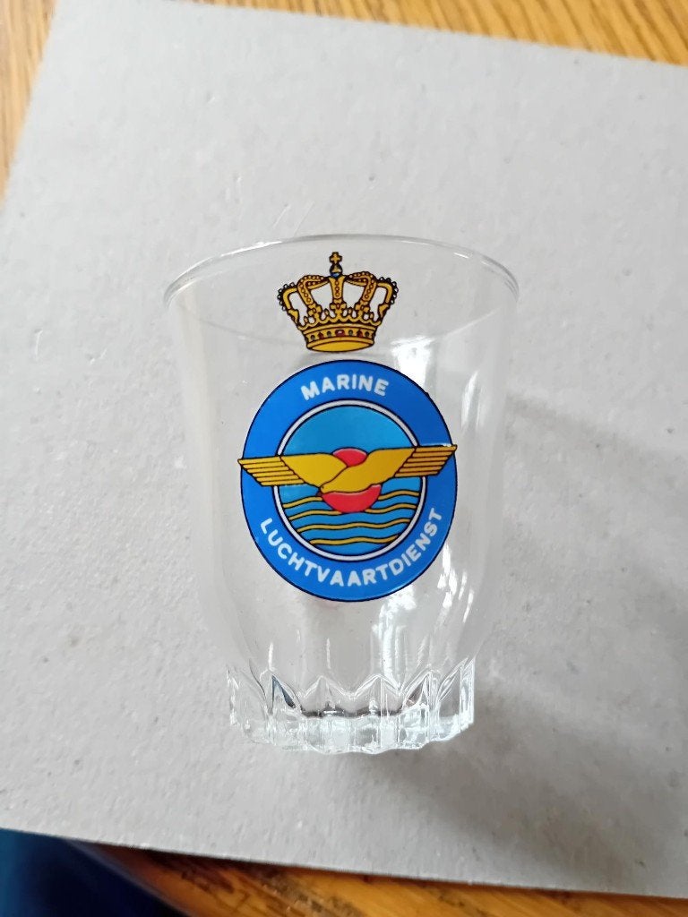 Koninklijke Marine borrelglas 2 Marine Luchtvaartdienst, Verzamelen, Ophalen of Verzenden, Landmacht, Nederland, Embleem of Badge