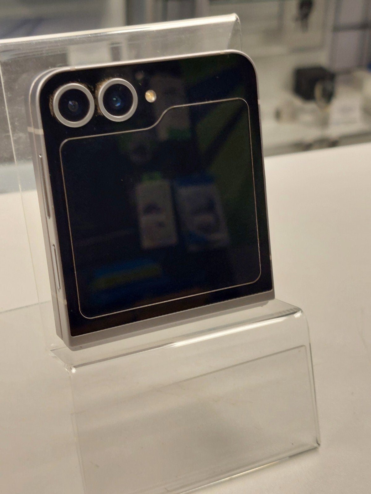 Foto 6 van Samsung Galaxy Z Flip6 - 256GB met lichte beschadiging