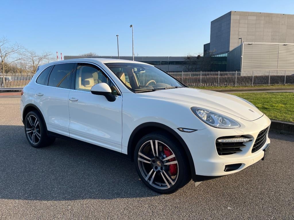 Porsche Cayenne Turbo Wit 2011 zeer exclusieve kleurencombi, Automaat, Cayenne, 4800 cc, 8 cilinders