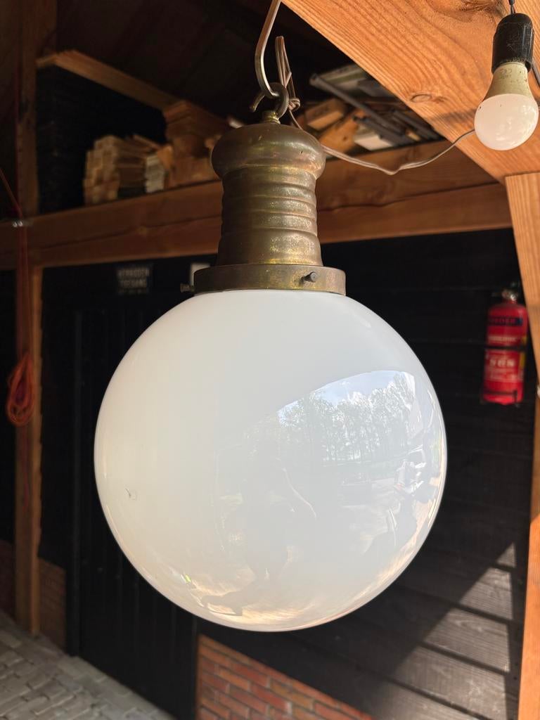 Vintage bolvormige hanglamp melkglas - messing (groot), Ophalen, Zo goed als nieuw