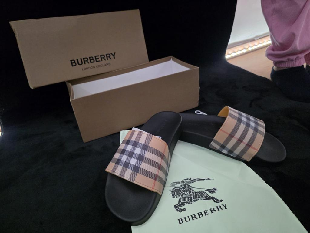 Nieuwe Burberry slippers maat 42 en ik heb maat 41, Kleding | Dames, Schoenen, Ophalen of Verzenden, Nieuw, Slippers
