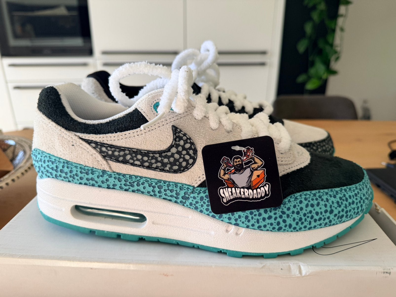 Nike air max 1 safari id nby 2022 maat 43, Kleding | Heren, Schoenen, Overige kleuren, Nieuw, Ophalen of Verzenden, Sneakers of Gympen