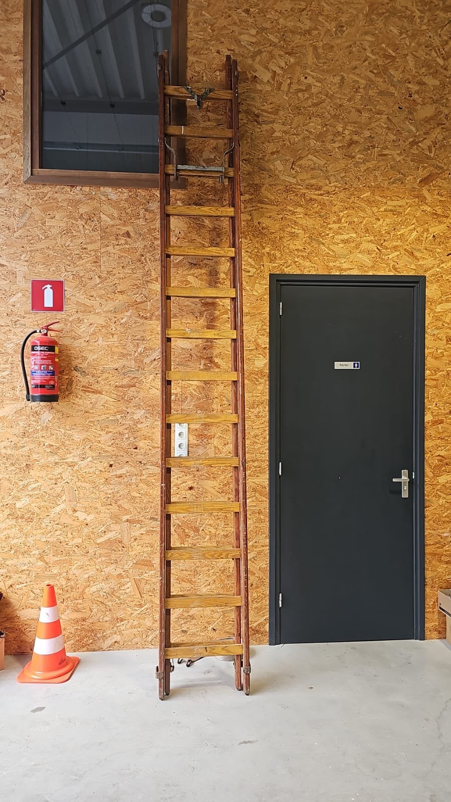 Nette houten ladder 2x14, Doe-het-zelf en Verbouw, Ladders en Trappen, Ophalen, Zo goed als nieuw, 2 tot 4 meter