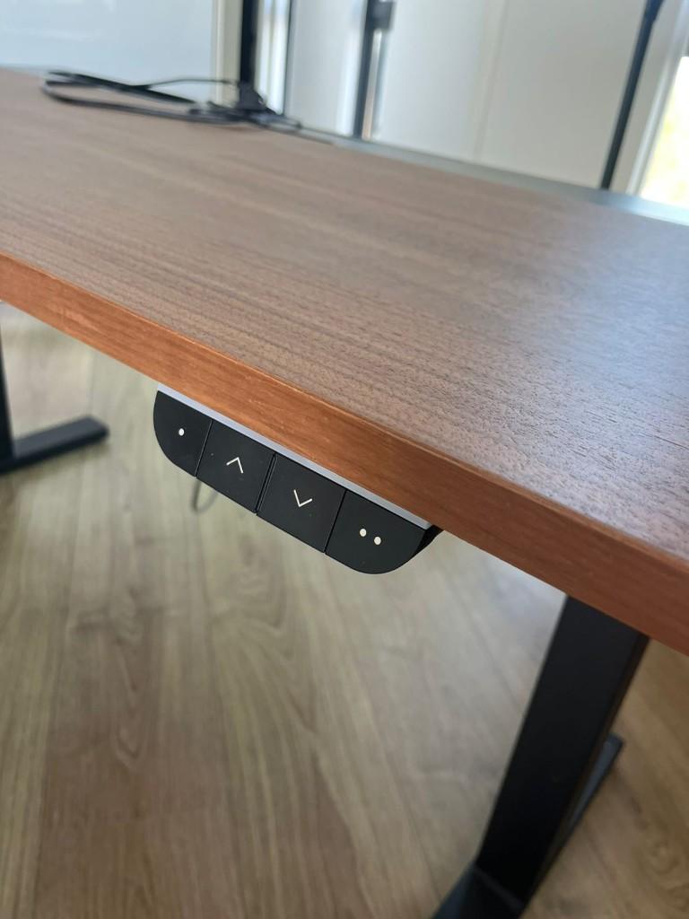 Electric standing desk (Mittzon ikea), Huis en Inrichting, Bureaus, Ophalen, 120 cm, Hout, Bruin