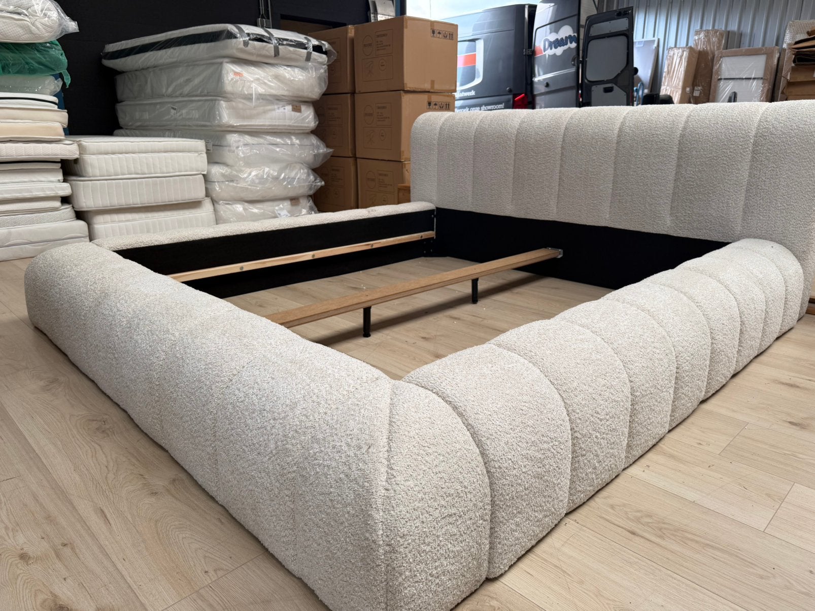 SHOWMODEL Ledikant Amore 180x200, Ophalen, Eenpersoons, Beige, Zo goed als nieuw