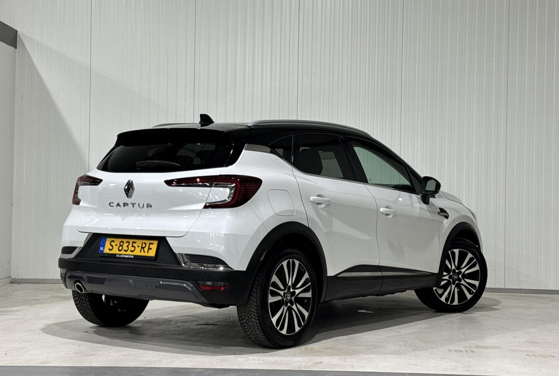 Foto 2 van Renault Captur 1.3 TCe 155 Initiale Paris|KEYLESS|BOSE|ACC