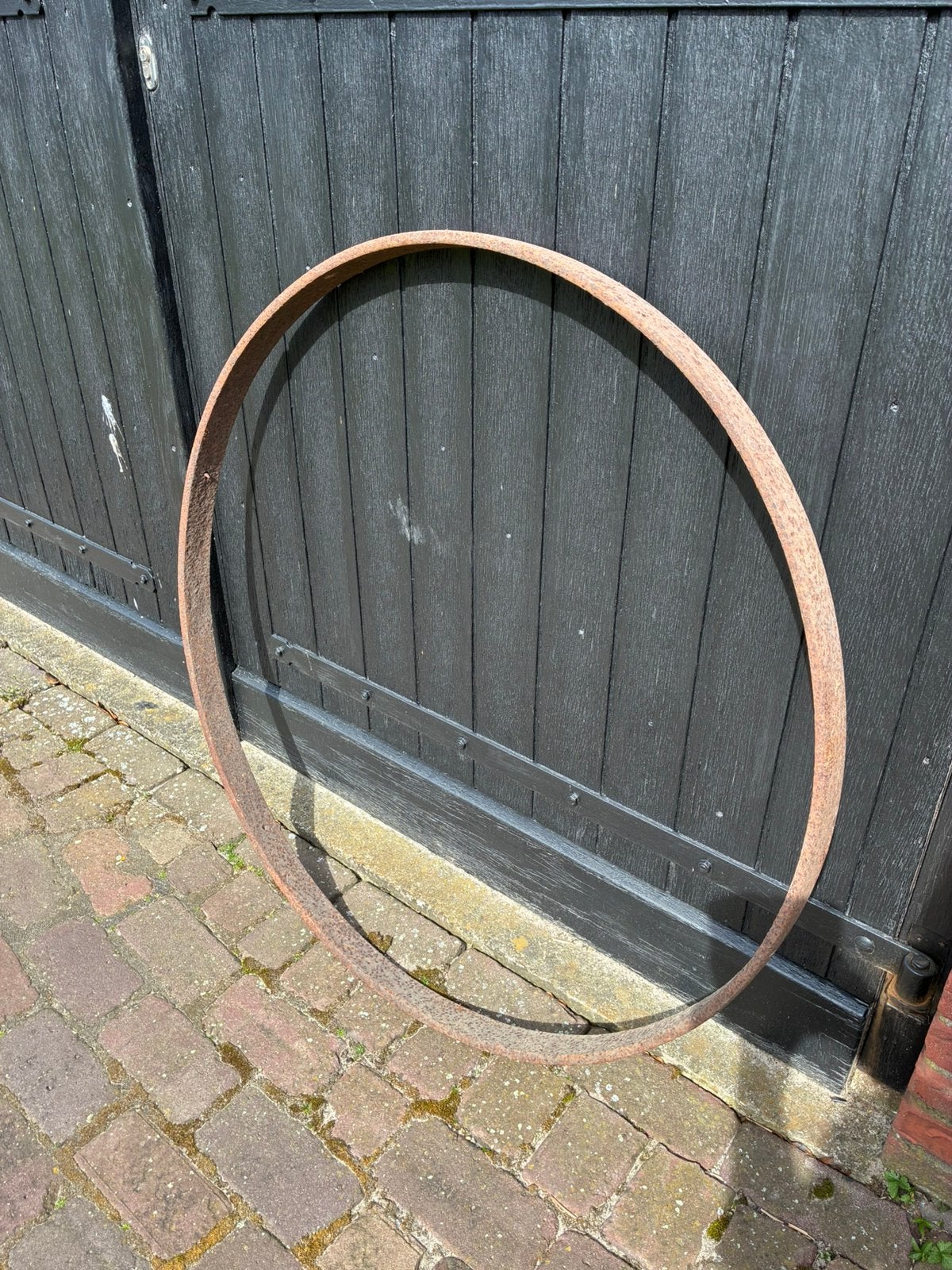 Oud grote ijzeren ring- wagenwiel, Ophalen