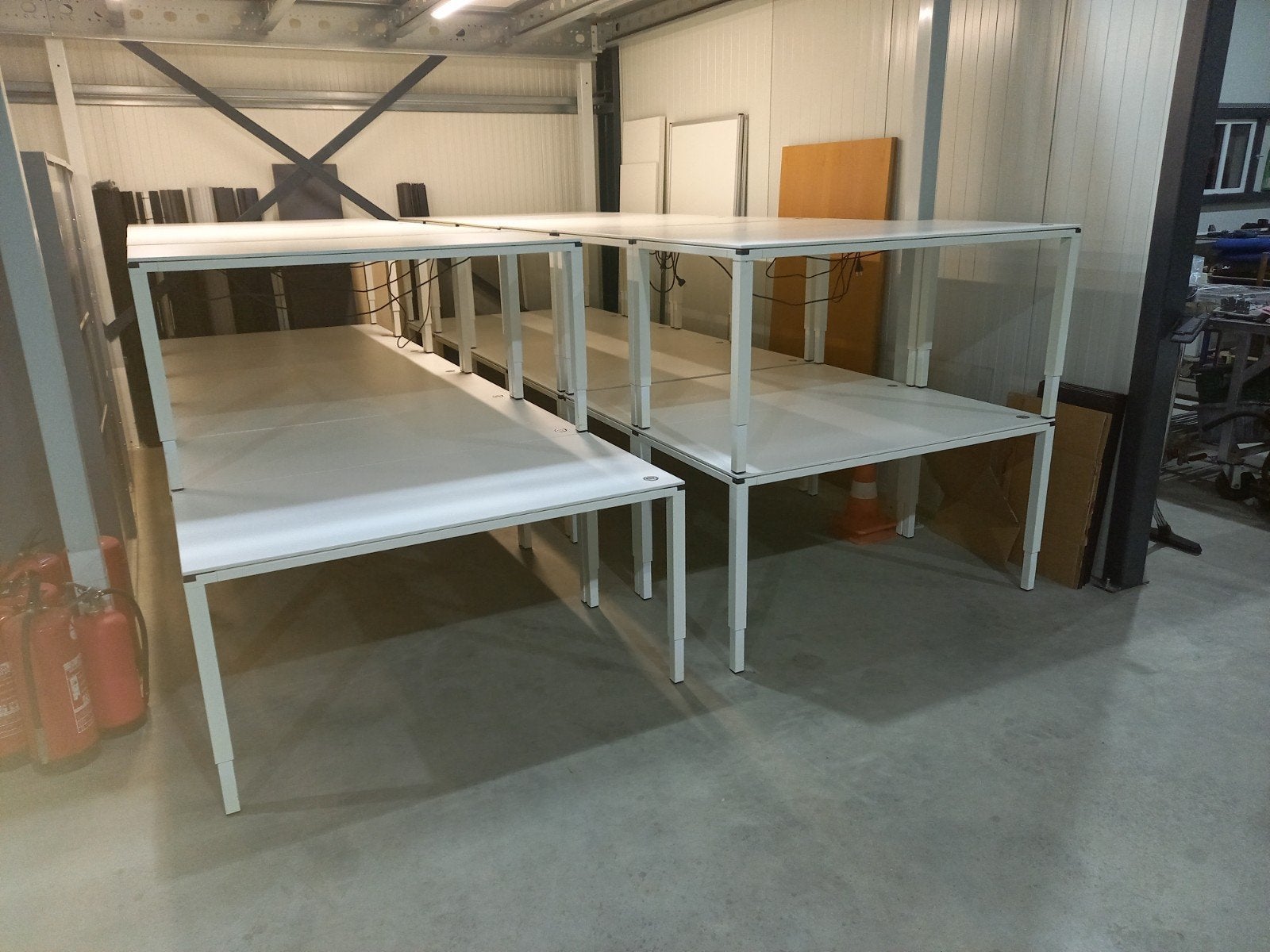 Electrisch buro bureau met hoogte instelling ahrend, Ophalen