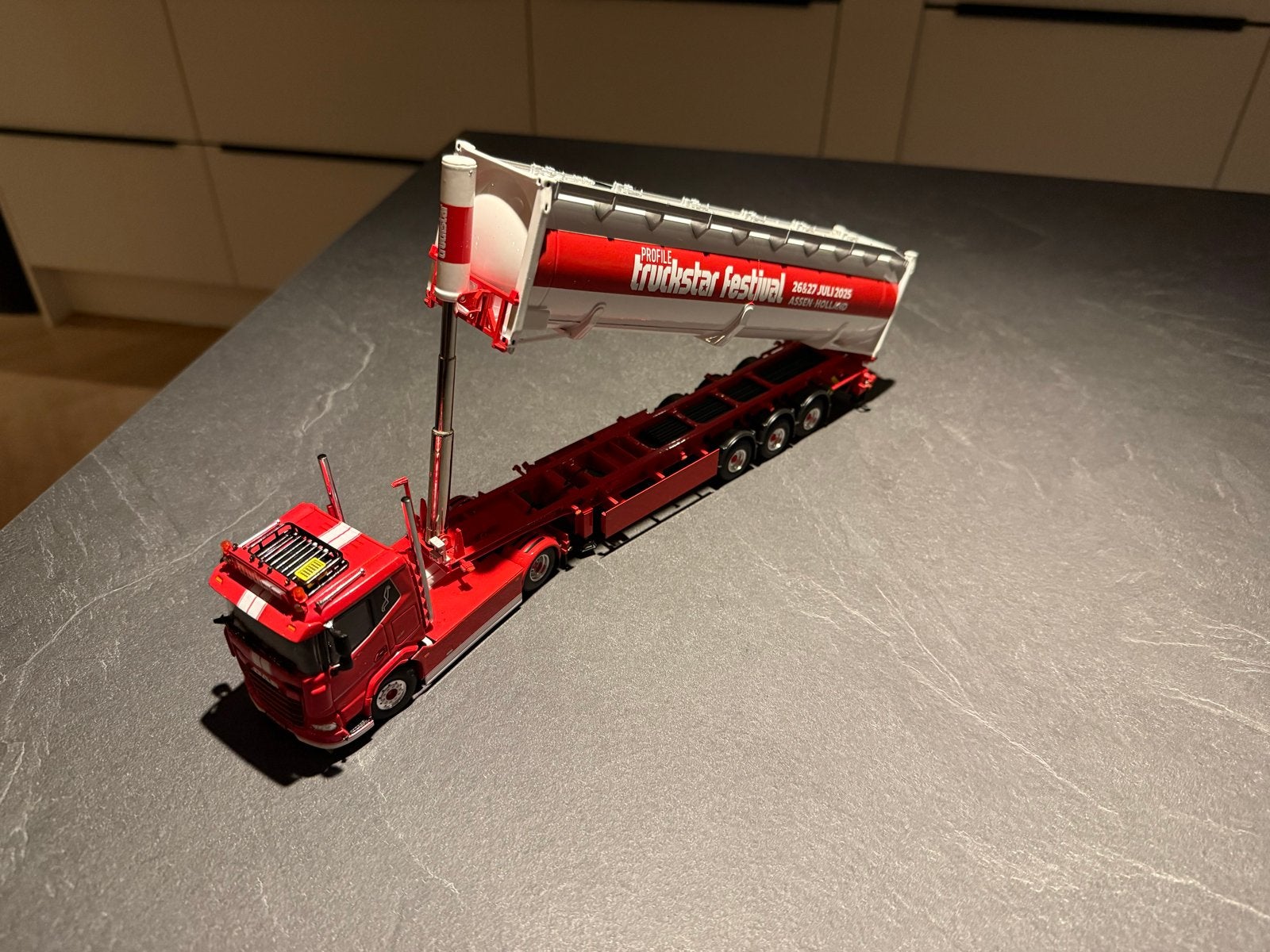 Schaalmodel Truckstar Festival DAF met oplegger, Hobby en Vrije tijd, Modelbouw | Auto's en Voertuigen, Overige merken, 1:50 of kleiner