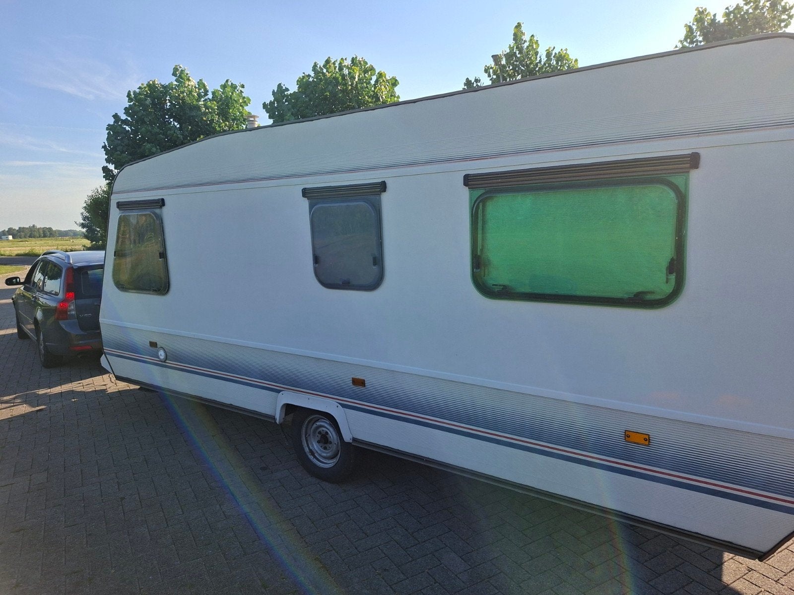 Adria Caravan inclusief voortent lees omschrijving, Caravans en Kamperen, Standaardzit, Omvormbare zithoek, 750 - 1000 kg, Openslaande ramen