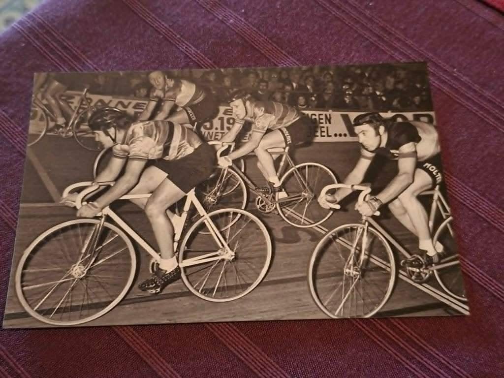Foto (Repro) Eddy Merckx / Piste, Verzamelen, Ophalen of Verzenden, Zo goed als nieuw, Overige sporten, Poster, Plaatje of Sticker