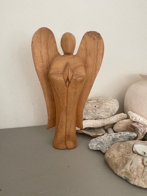 Handgesneden houten beeld Engel beschermengel. Gestyleerd., Antiek en Kunst, Ophalen, Handgemaakt, 20 - 50 cm, Beeld