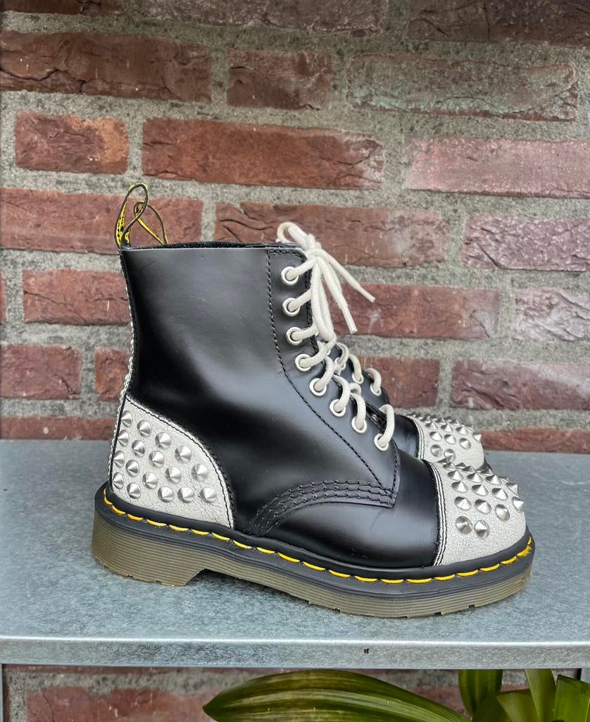 Dr. Martens Dai spikes limited edition maat 36, Kleding | Dames, Schoenen, Gedragen, Lage of Enkellaarzen, Zwart, Ophalen of Verzenden
