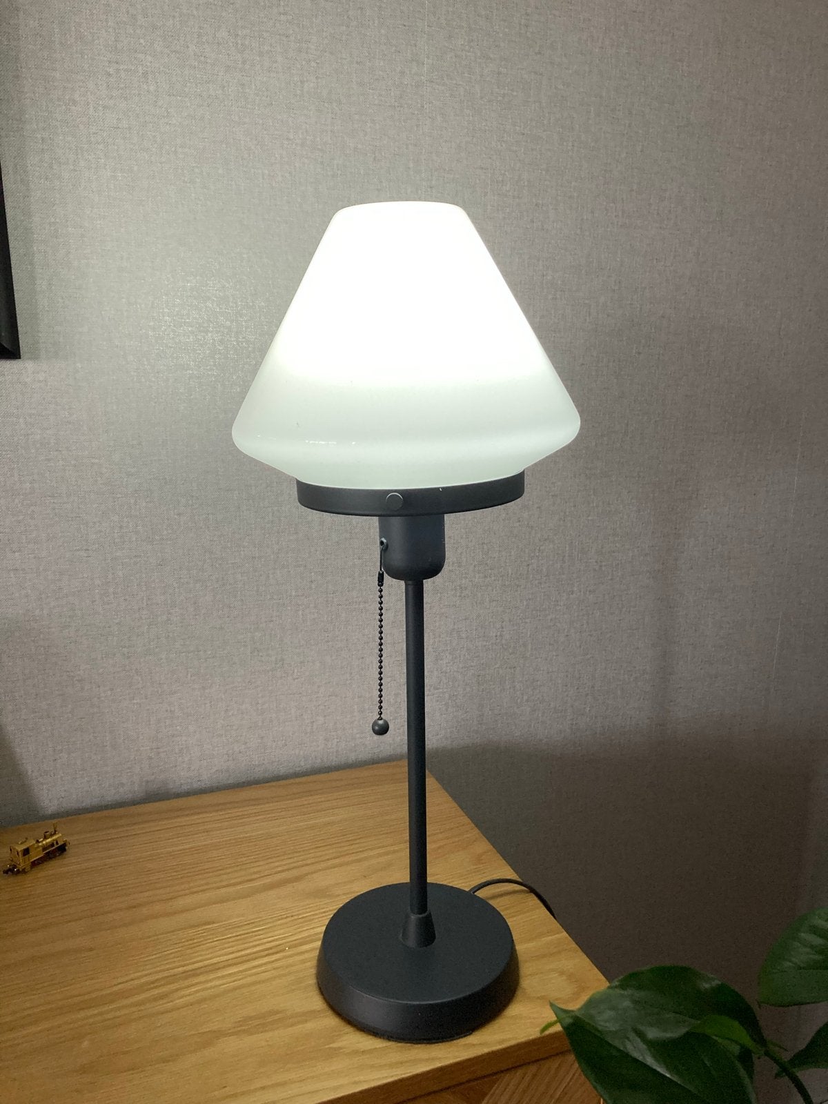 Stijlvolle Ikea tafellamp met melkglas kap