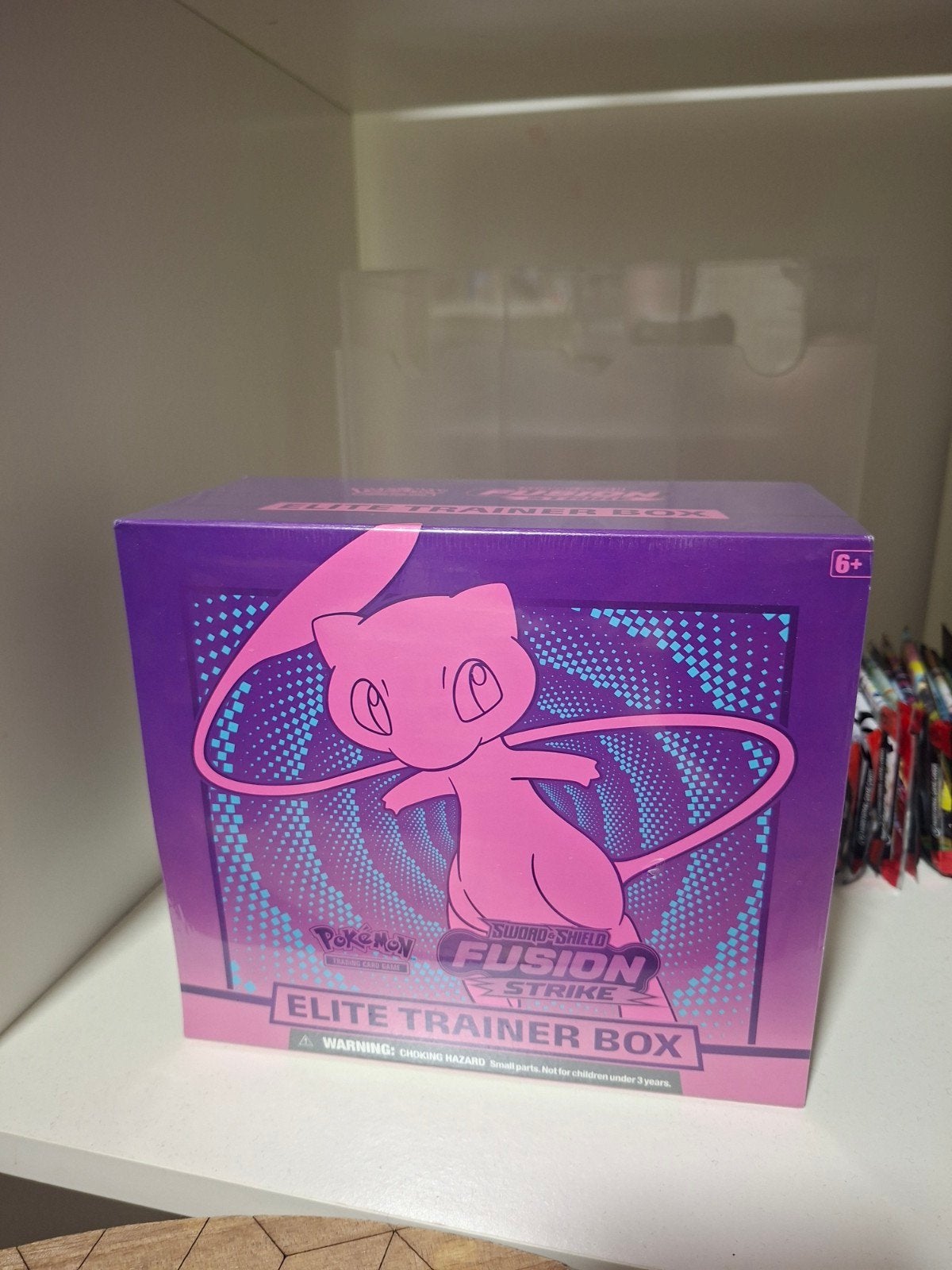 Pokémon Fusion Strike Elite Trainer Box Mew, Ophalen of Verzenden, Nieuw, Boosterbox, Foil