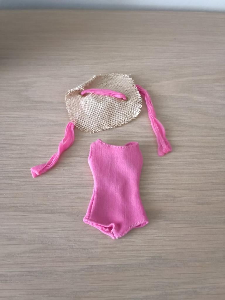 Barbie vintage badpak en hoedje In the swim., Verzamelen, Ophalen of Verzenden, Gebruikt, Accessoires