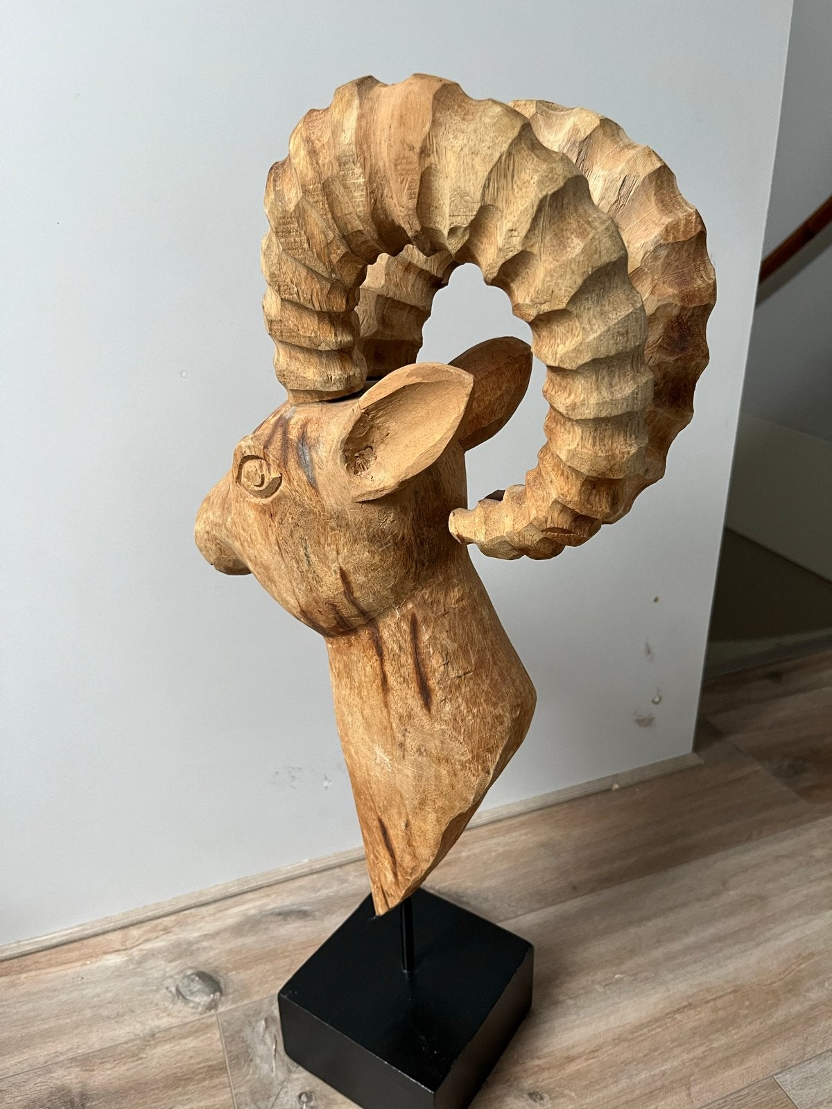 Houtsnijwerk Hert op Zwarte Voet - Gebruikt, Houtsnijwerk, Ophalen of Verzenden, 20 - 50 cm, Hout