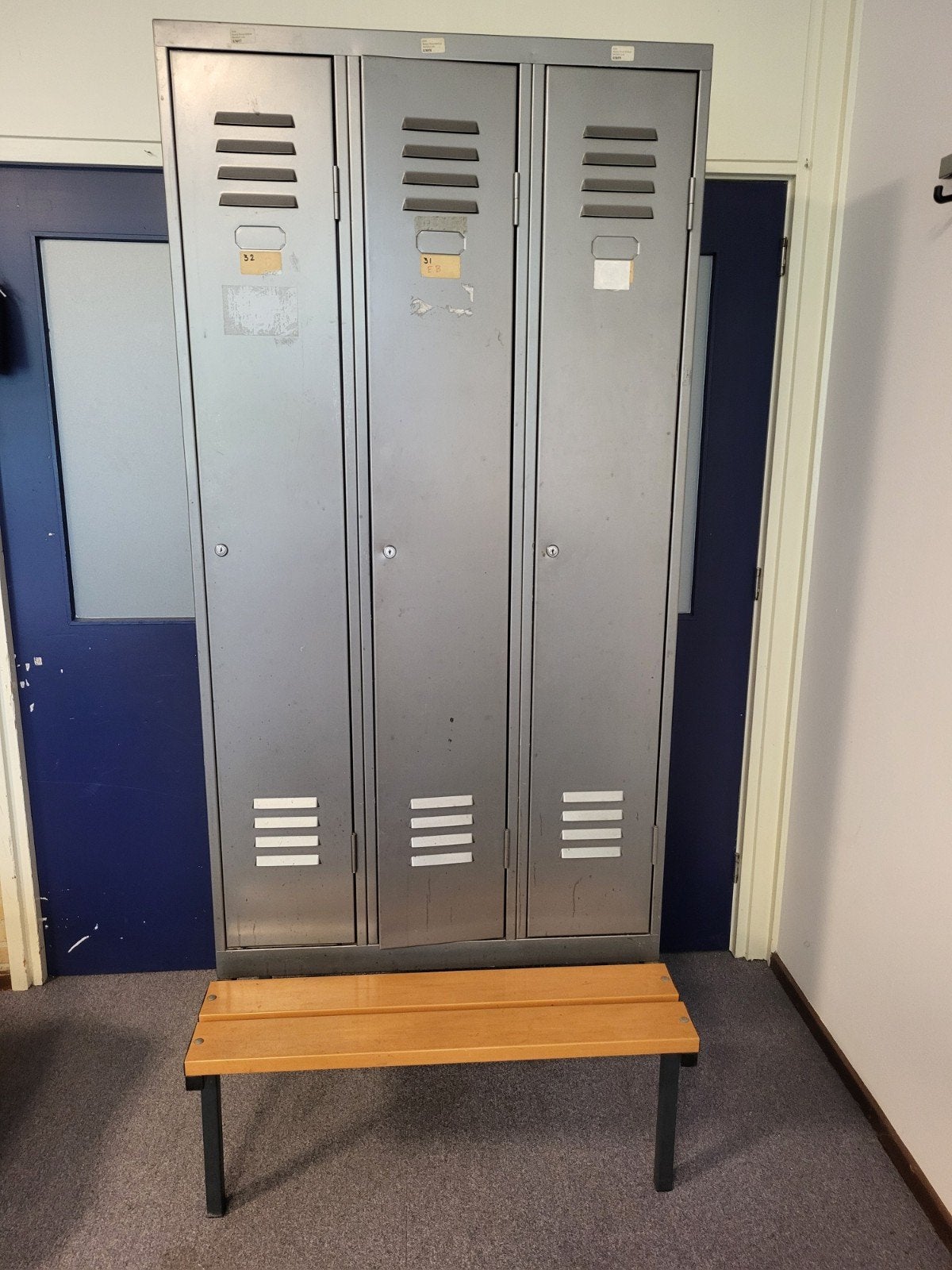 Metalen Lockerkast met 3 Deuren en Bankje 0,9m x 0,8m x 2,09, Ophalen, Gebruikt, Industrieel