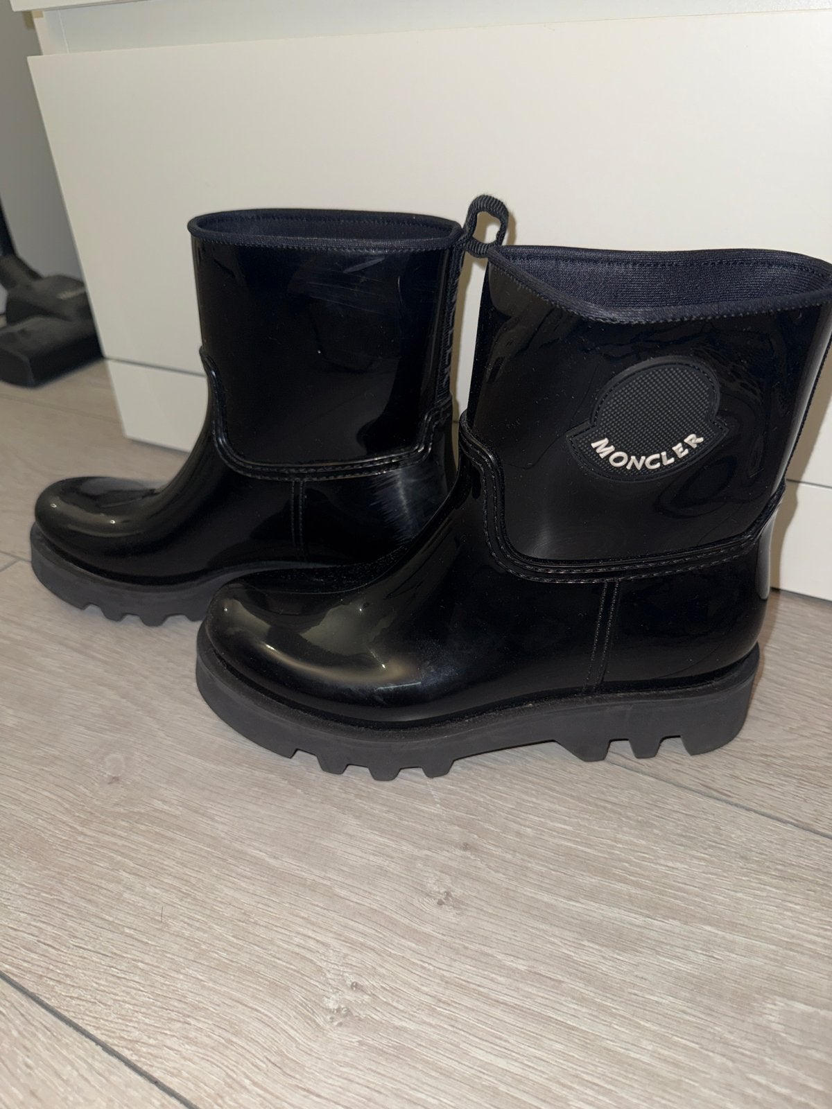 Moncler regenlaarzen maat 37, Kleding | Dames, Ophalen of Verzenden, Gedragen, Zwart, Regenlaarzen