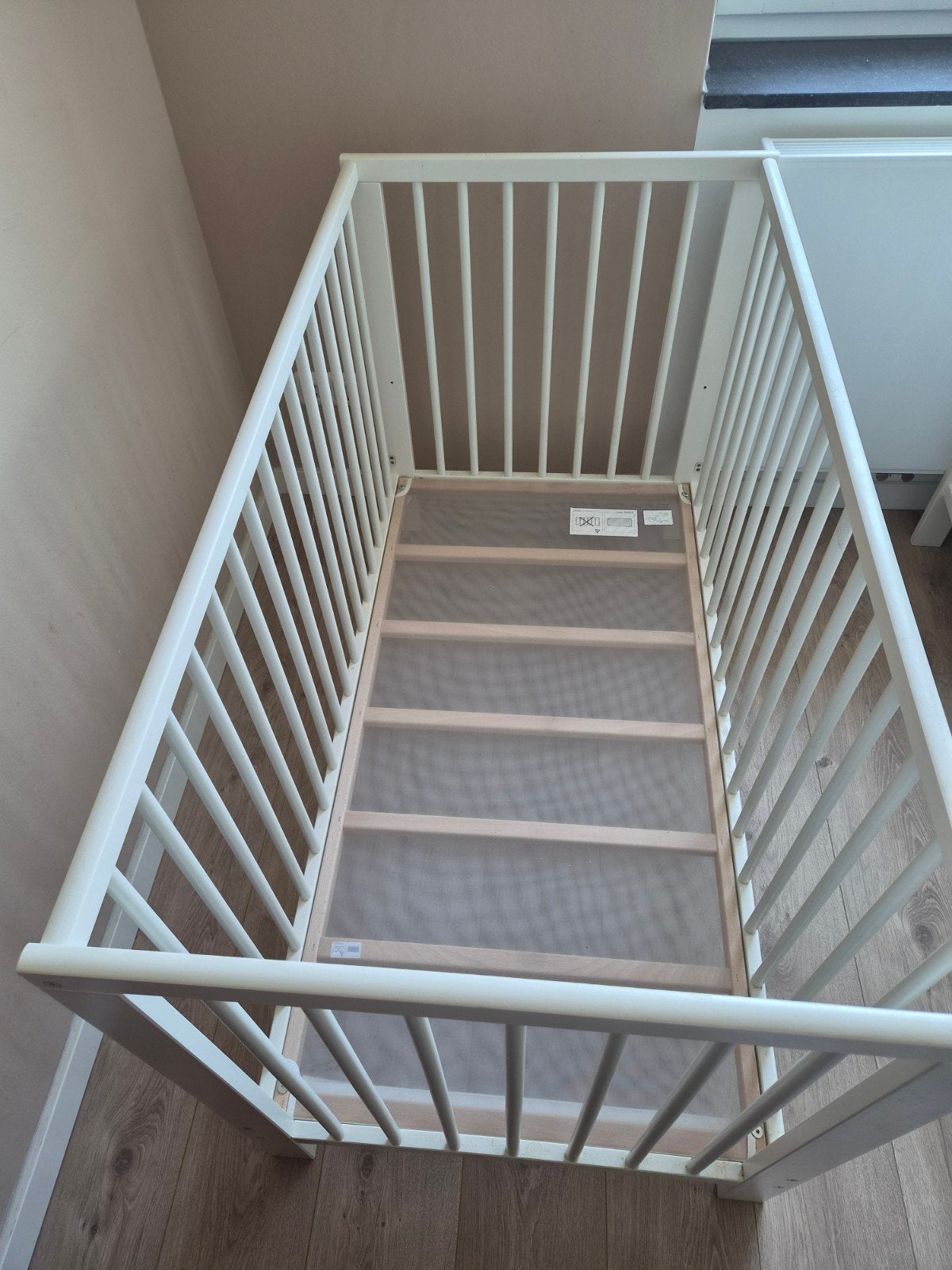 Ikea GULLIVER Babybed 60x120 cm wit, Ophalen, Zo goed als nieuw, Lattenbodem, Minder dan 140 cm