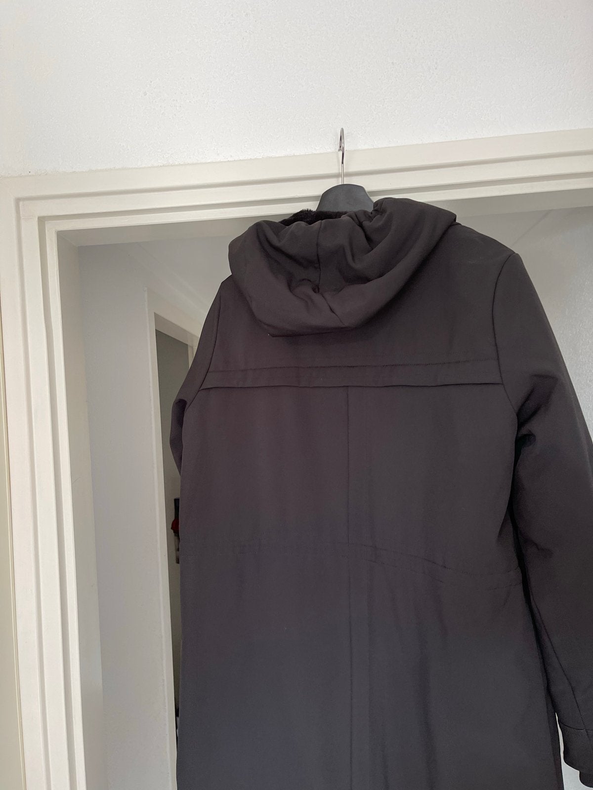 ONLY lange zwarte winterjas met capuchon en bont, Ophalen of Verzenden, Zo goed als nieuw, Maat 42/44 (L), Zwart