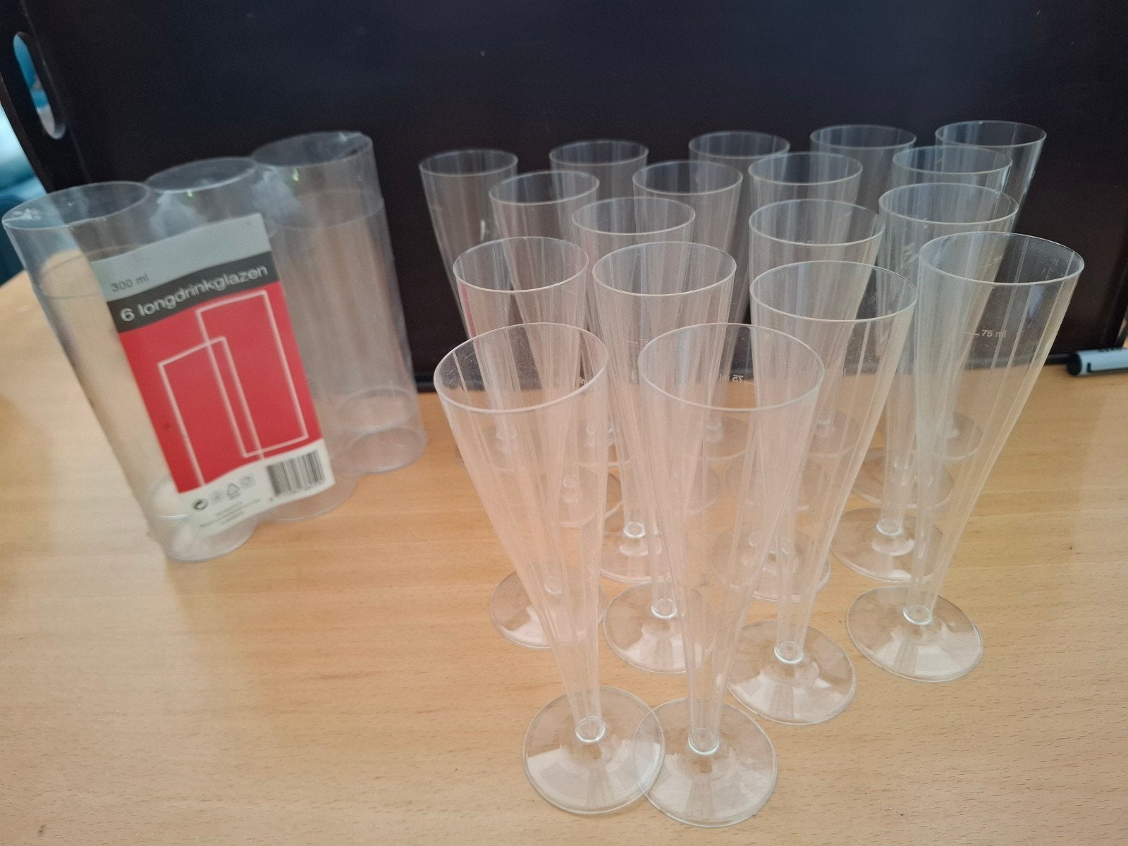 18 plastic wegwerp champagneflutes en 6 longdrinkglazen, Ophalen of Verzenden
