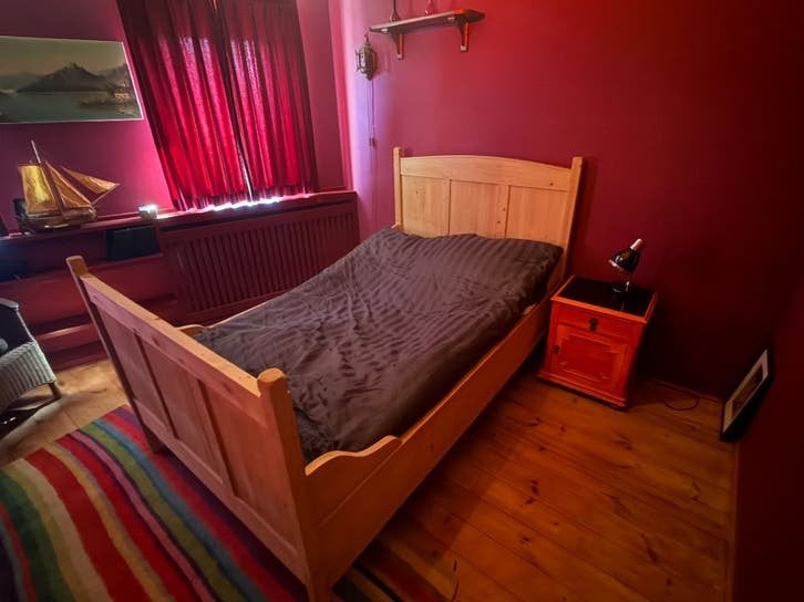 geloogd grenen bed met nachtkastje en stoel, Ophalen, Gebruikt, 90 cm, Eenpersoons