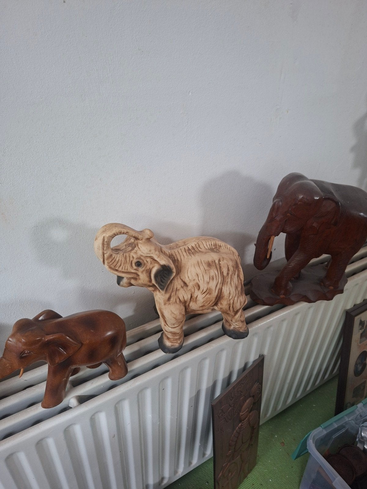 3 olifanten te koop.2 zijn van hout en 1 van porselein. Los, 0 tot 2 jaar