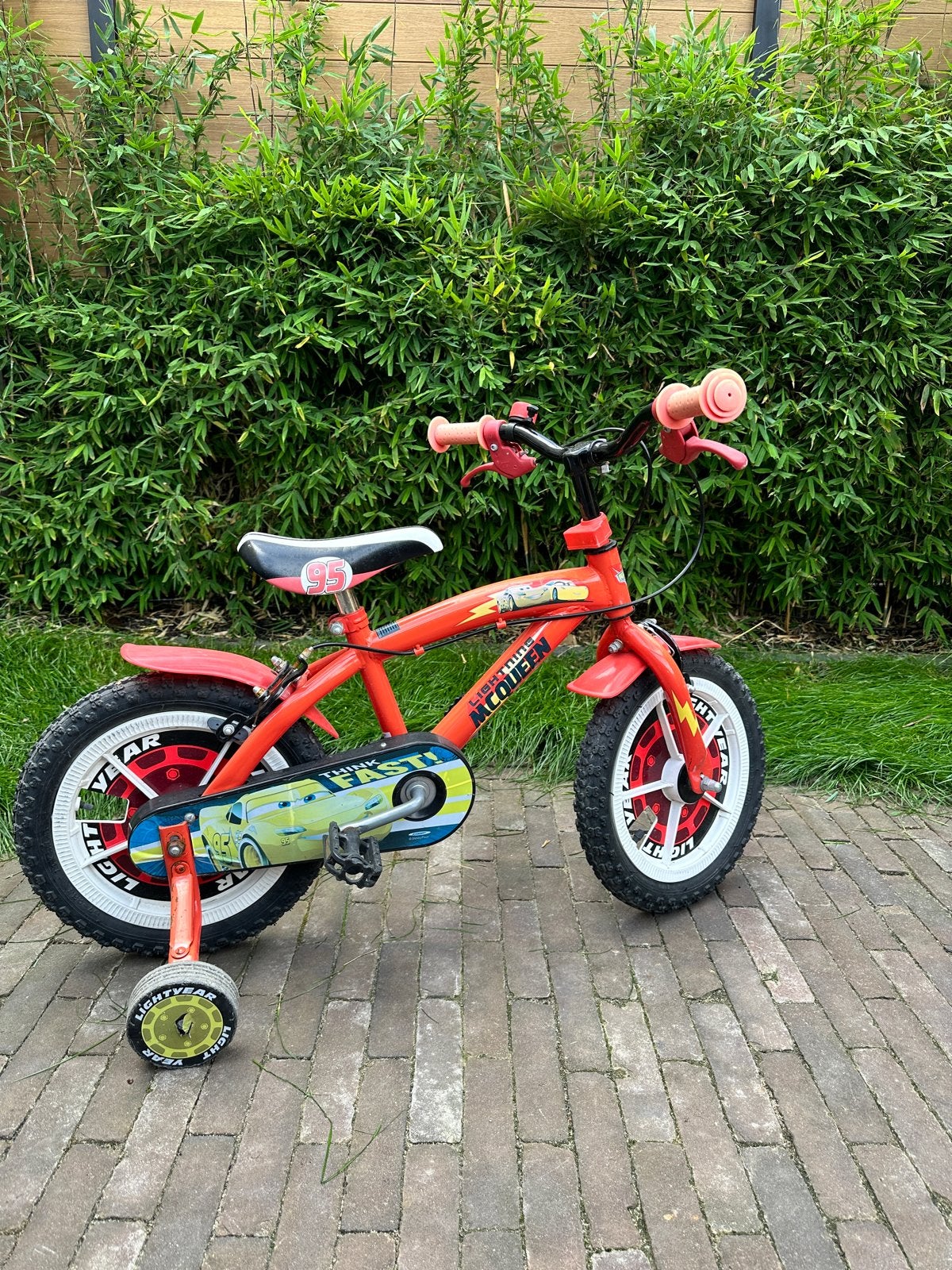 Cars Kinderfiets - Bliksem McQueen, Fietsen en Brommers, Fietsen | Kinderfietsjes, Ophalen, Zijwieltjes, Gebruikt, Velgrem