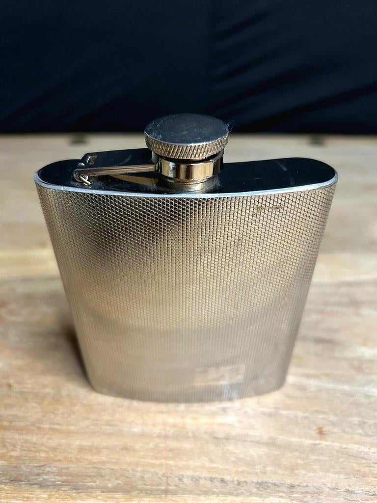 Nette RVS heupfles 8oz met gewafeld motief en scharnierdop, Huis en Inrichting, Keuken | Keukenbenodigdheden, Ophalen of Verzenden