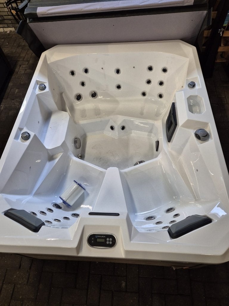 Nieuwe Spa / jacuzzi van Wellnesstub in onze showroom, Ophalen of Verzenden, Nieuw, Trap, Vast