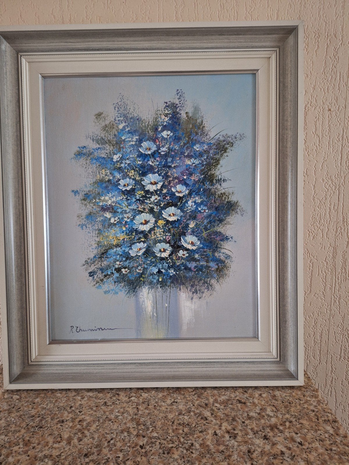 Schilderij met blauwe bloemen in lijst, Antiek en Kunst, Doek, Realistisch, Olieverf, Gesigneerd