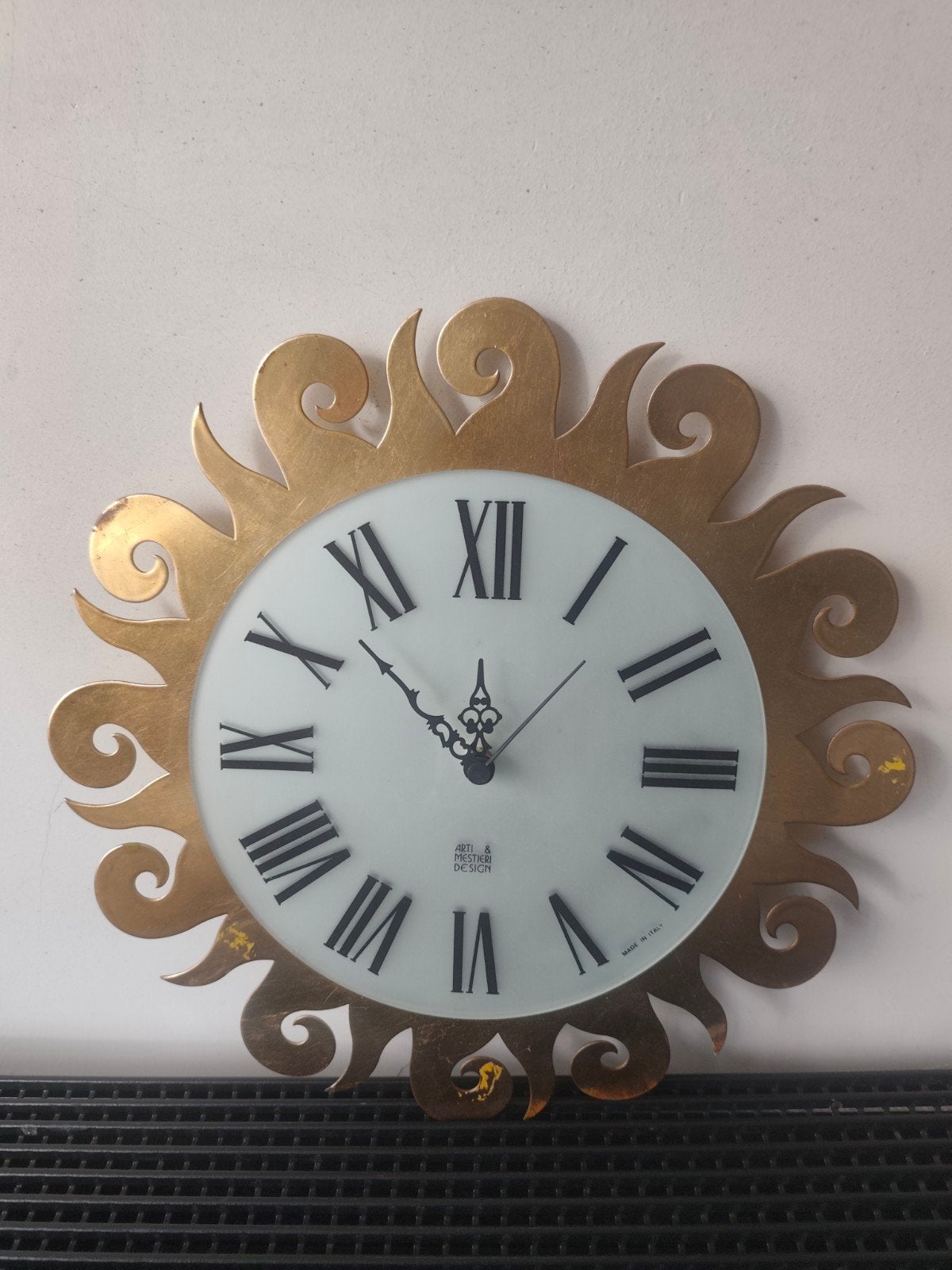 Arti& Mestieri Design vintage Italiaanse wandklok zon 40x40, Analoog, Werkt op batterijen, Ophalen of Verzenden, Overige kleuren