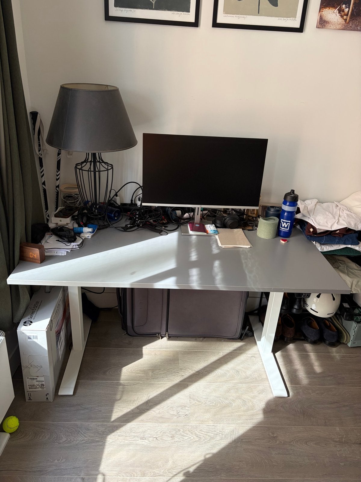 Modern grijs bureau - Ideaal voor thuiswerkplek, Ophalen, Spaanplaat of MDF, In hoogte verstelbaar, Zo goed als nieuw